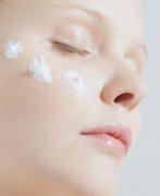 <b>眼部周围有脂肪粒该怎么去除好呢</b>