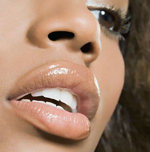 干燥季节唇部急需补水