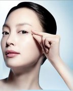 <b>不要让眼部细节出卖你的年龄</b>