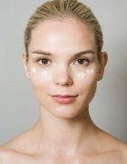 <b>祛眼袋须耐心 坚持按摩才是坚持美丽</b>