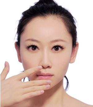 <b>超简易按摩手法，塑造丰唇电眼</b>